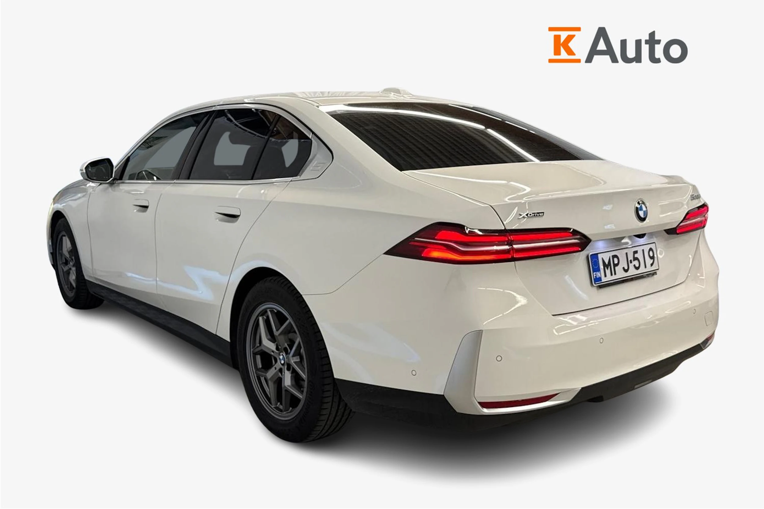 valkoinen BMW 520 2024 kuva 2.