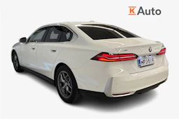 valkoinen BMW 520 2024 kuva 2.