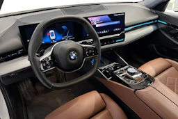 valkoinen BMW 520 2024 kuva 3.