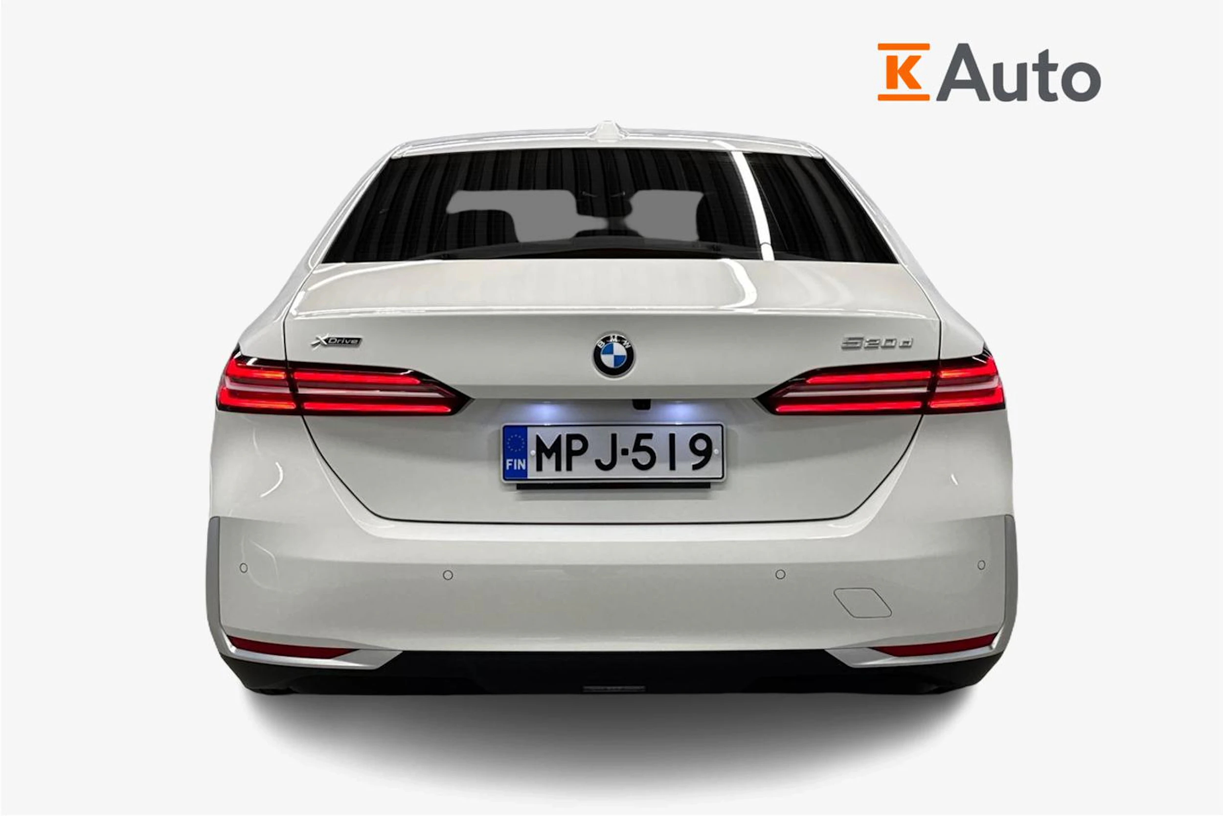 valkoinen BMW 520 2024 kuva 4.
