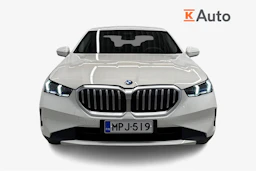 valkoinen BMW 520 2024 kuva 5.