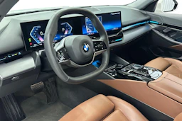 valkoinen BMW 520 2024 kuva 8.