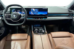 valkoinen BMW 520 2024 kuva 9.