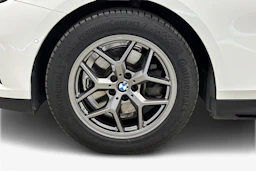 valkoinen BMW 520 2024 kuva 12.