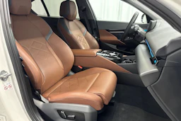 valkoinen BMW 520 2024 kuva 15.