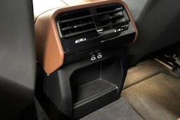 valkoinen BMW 520 2024 kuva 17.