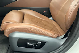 valkoinen BMW 520 2024 kuva 18.