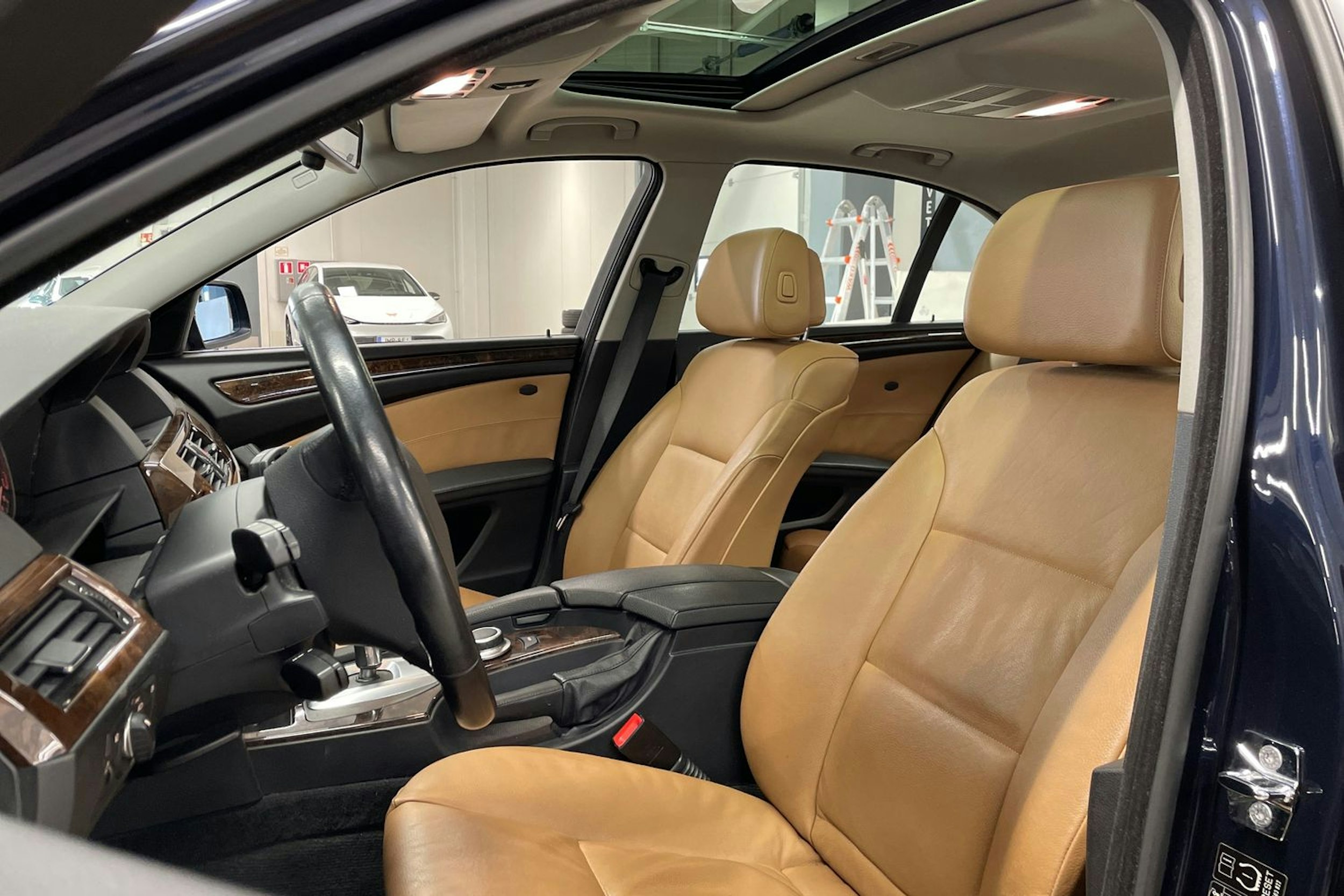 sininen BMW 523 2008 kuva 15.