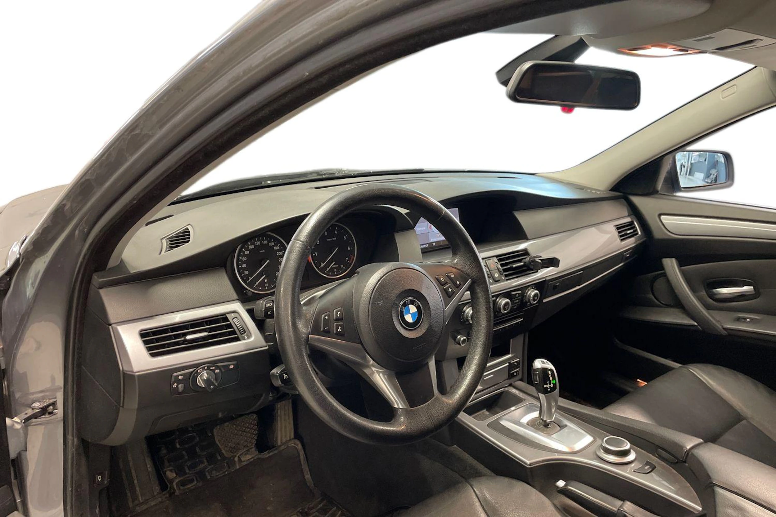 Harmaa BMW 523 2008 kuva 6.