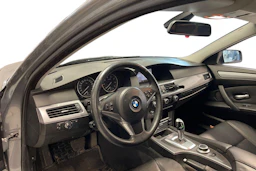Harmaa BMW 523 2008 kuva 6.
