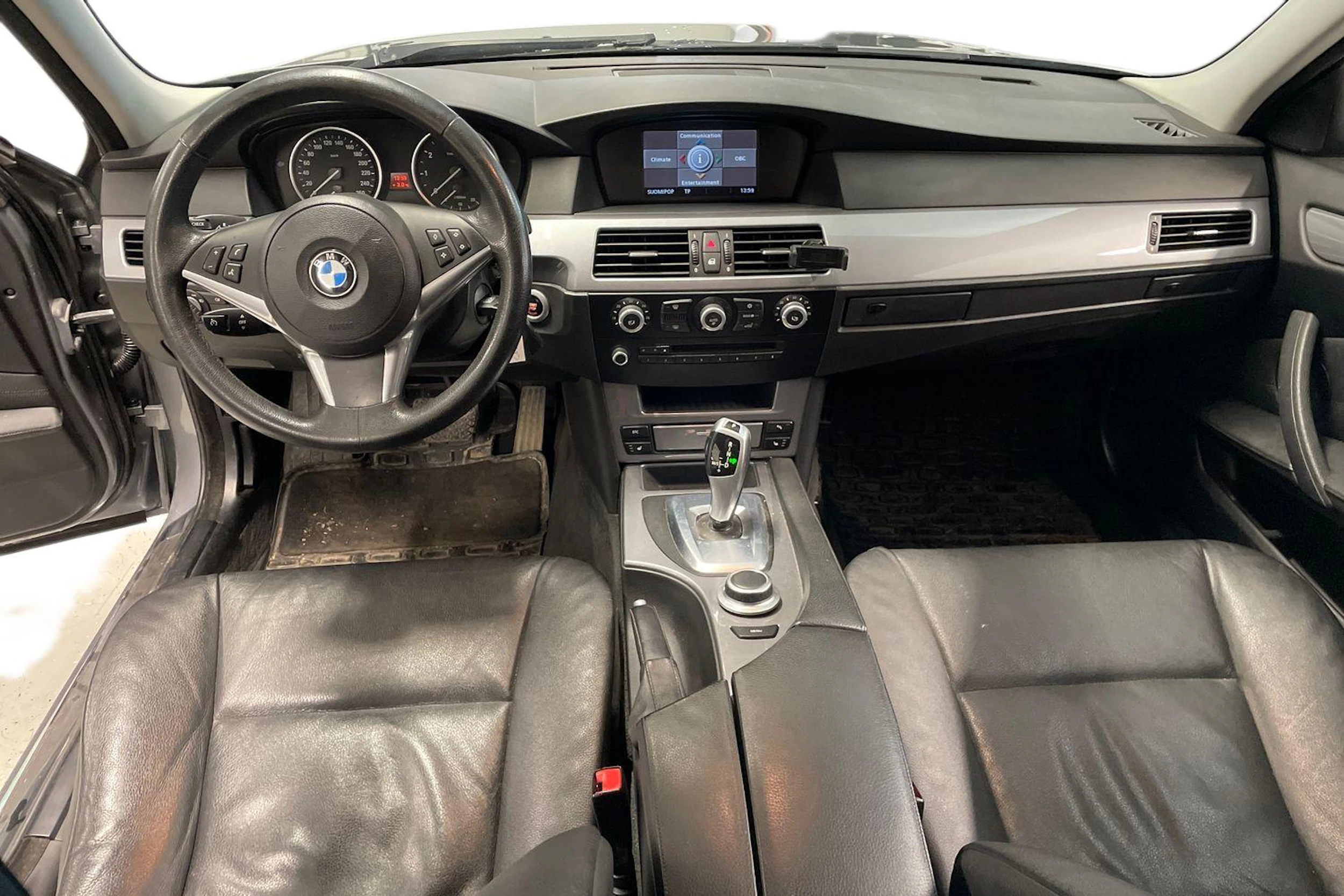 Harmaa BMW 523 2008 kuva 7.