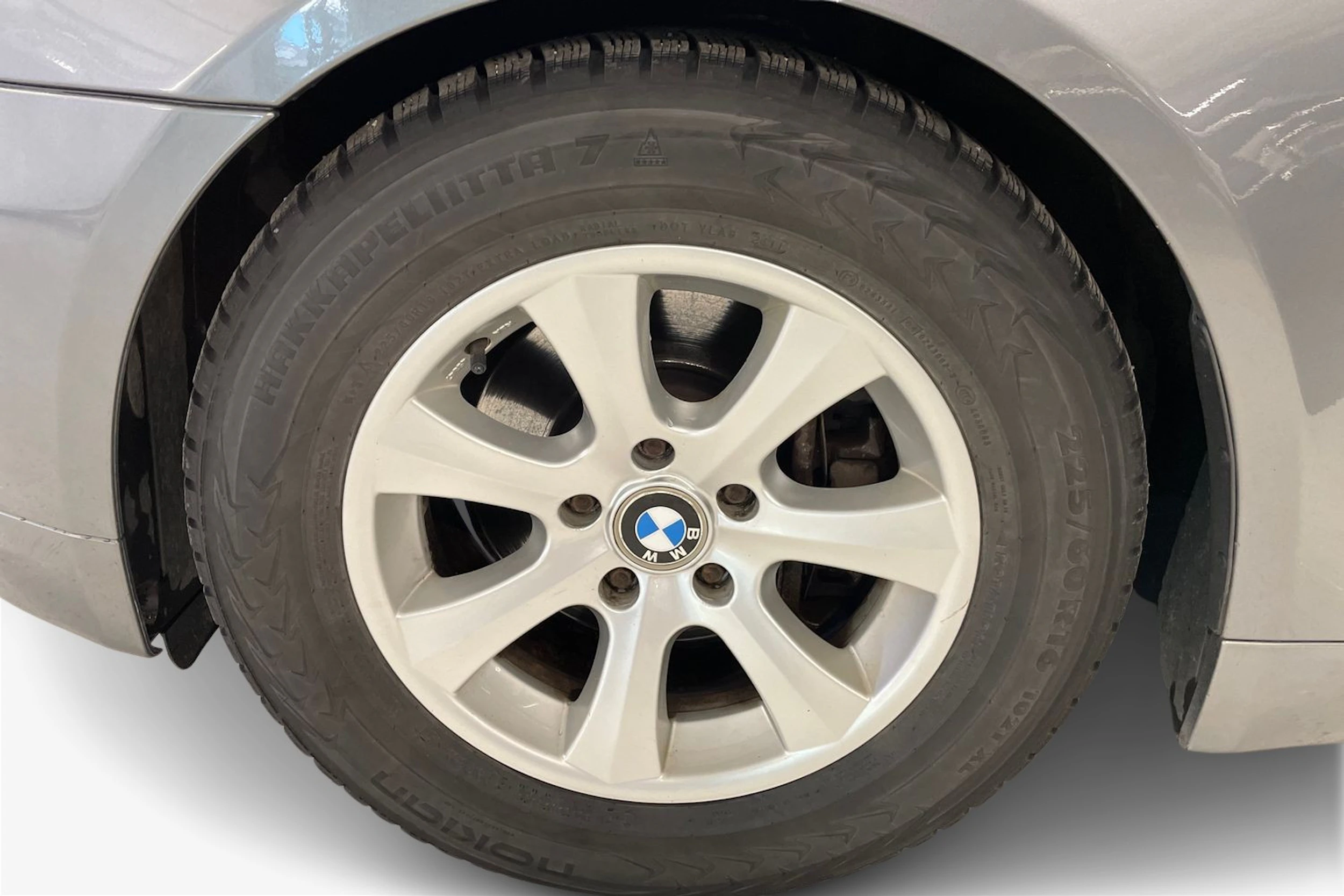 Harmaa BMW 523 2008 kuva 9.