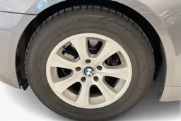 Harmaa BMW 523 2008 kuva 9.
