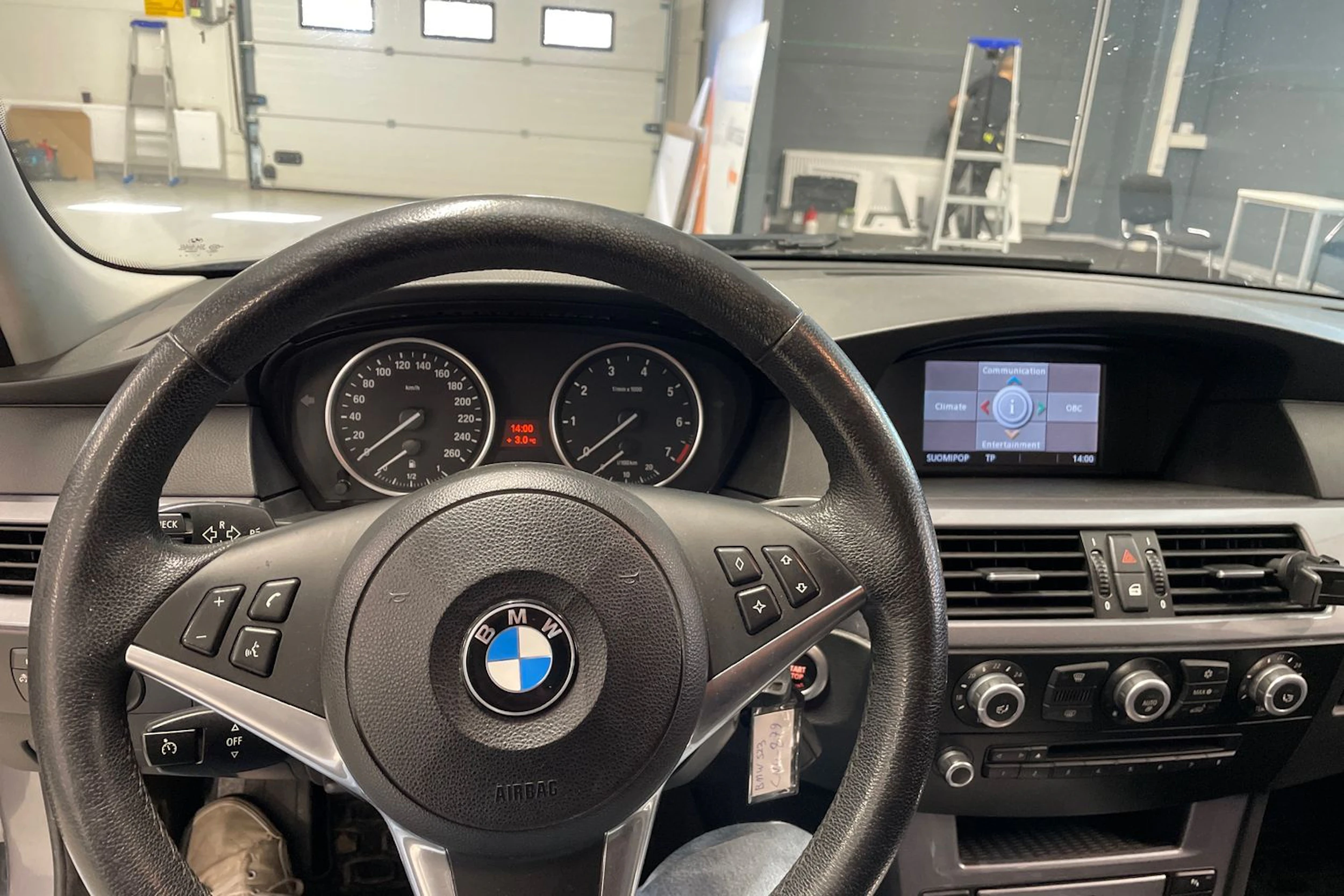 Harmaa BMW 523 2008 kuva 13.