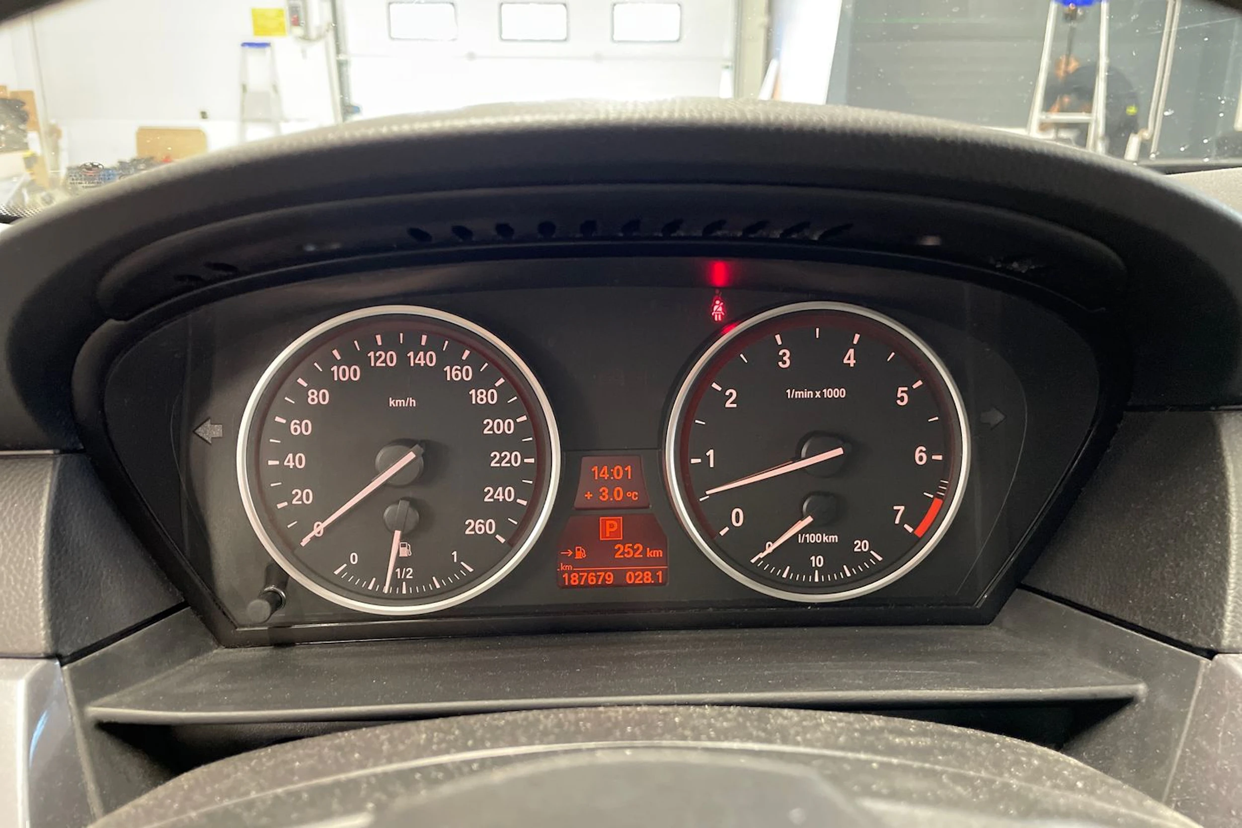 Harmaa BMW 523 2008 kuva 14.