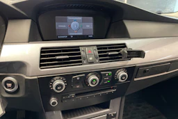 Harmaa BMW 523 2008 kuva 16.