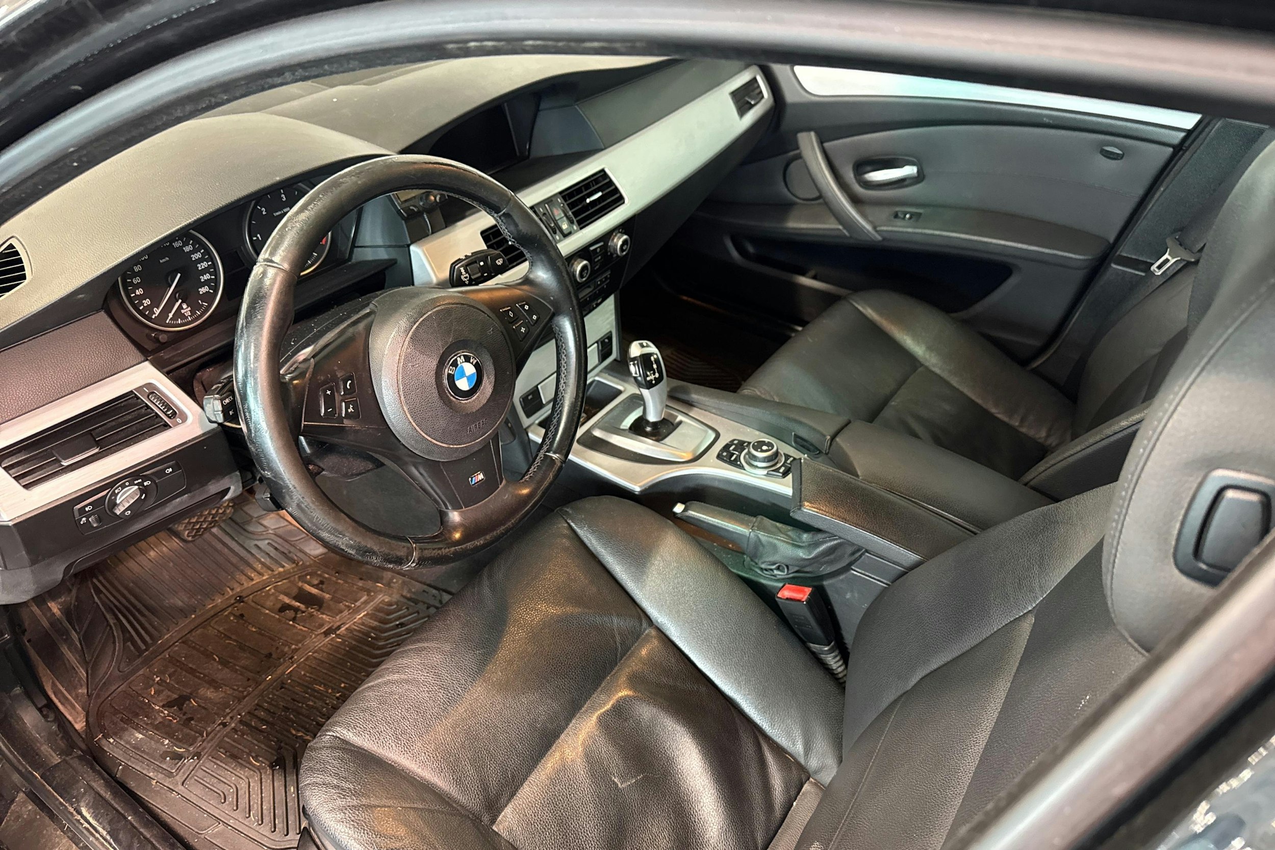 musta BMW 525 2008 kuva 3.