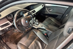 musta BMW 525 2008 kuva 3.