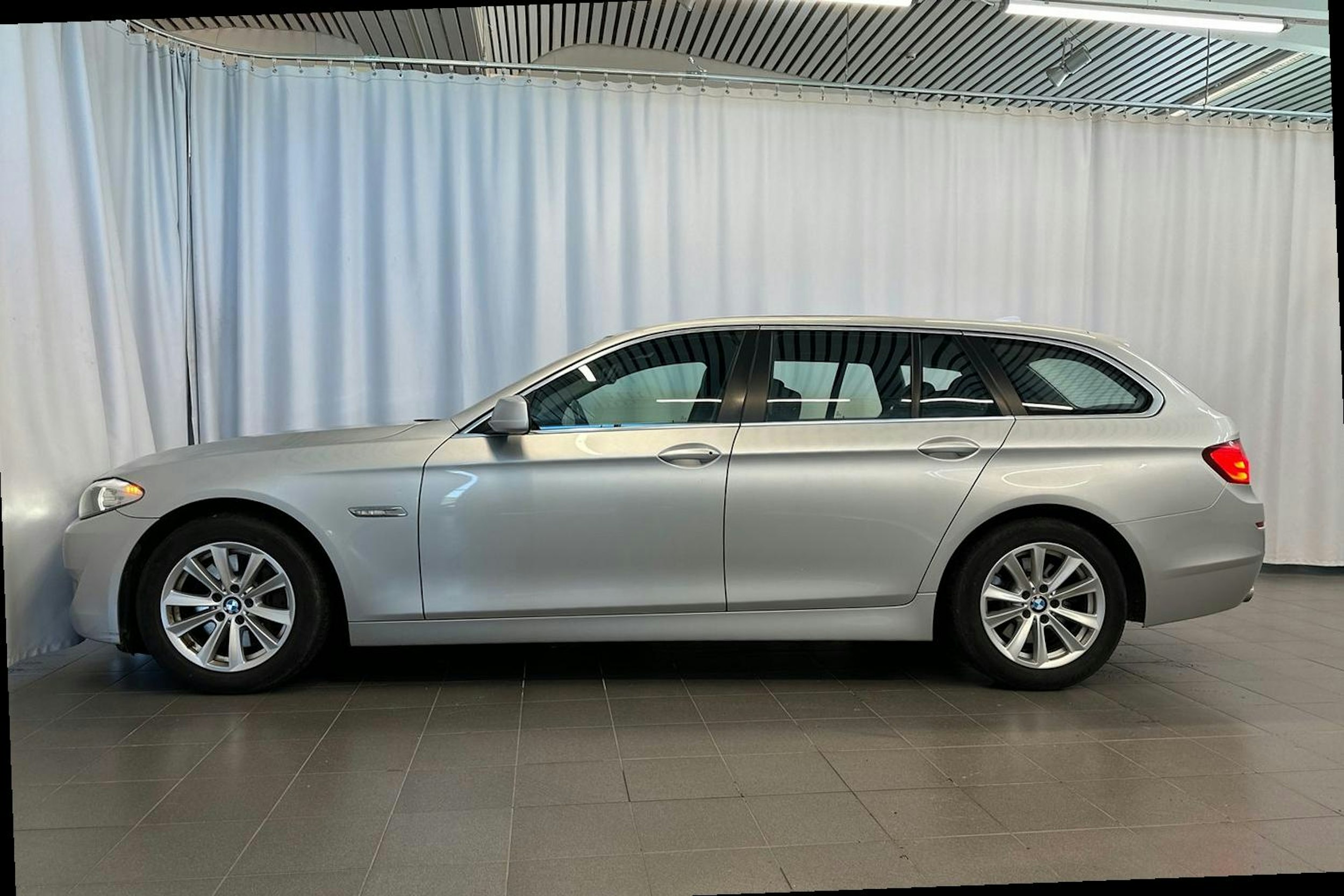 harmaa BMW 525 2011 kuva 6.