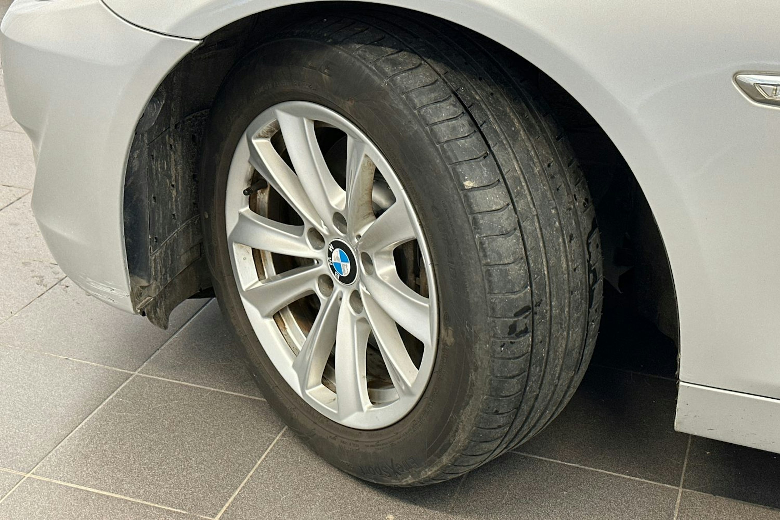 harmaa BMW 525 2011 kuva 9.
