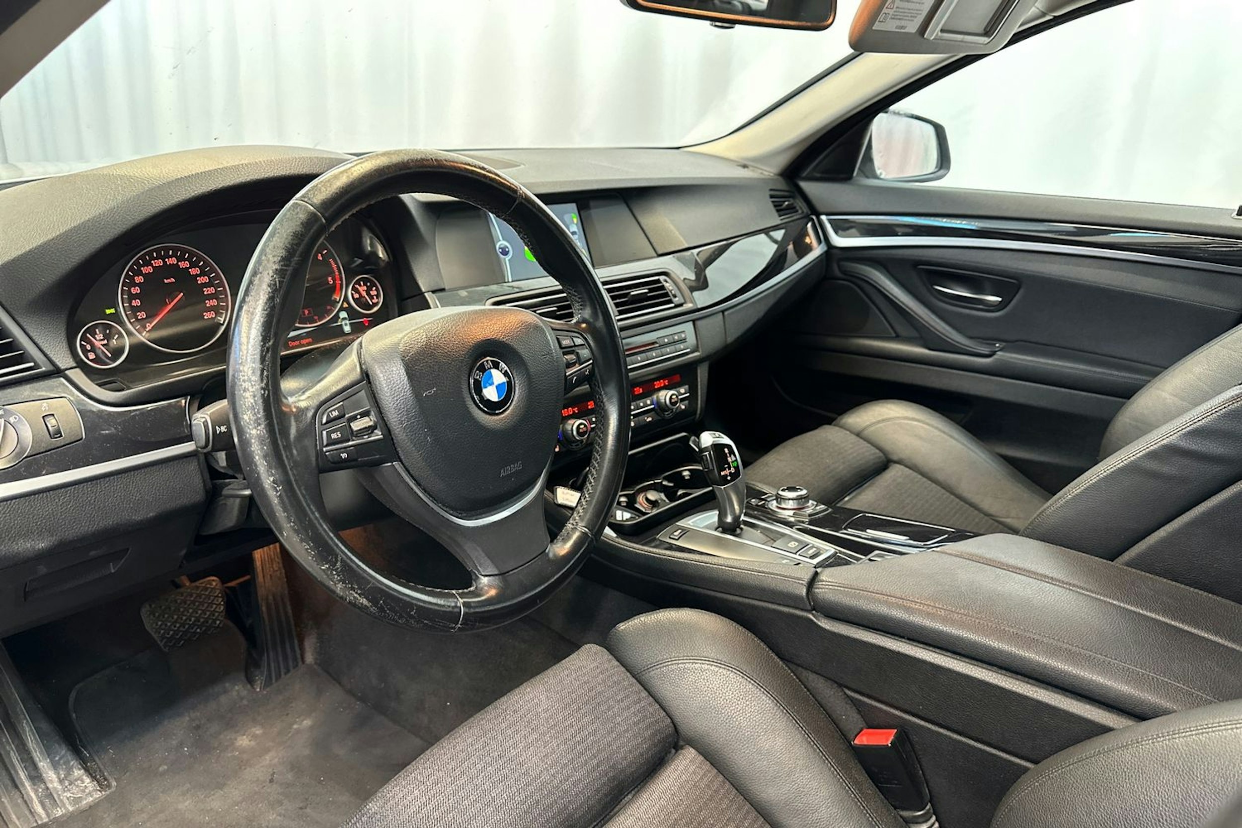 harmaa BMW 525 2011 kuva 11.