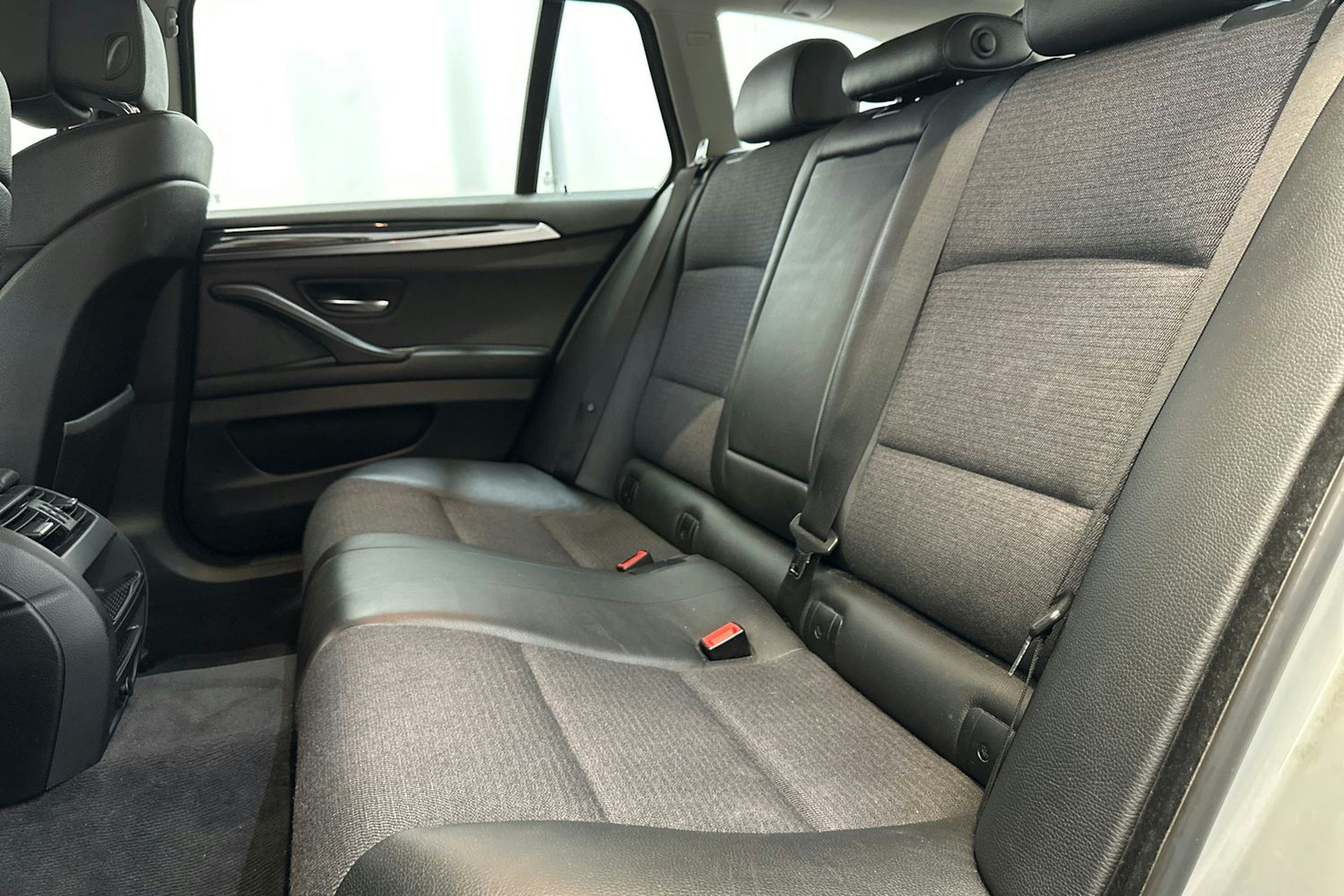 harmaa BMW 525 2011 kuva 13.