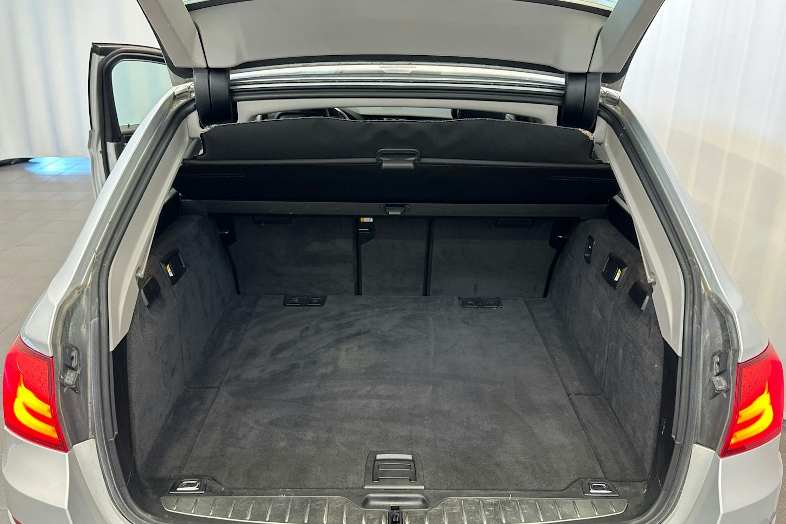 harmaa BMW 525 2011 kuva 14.
