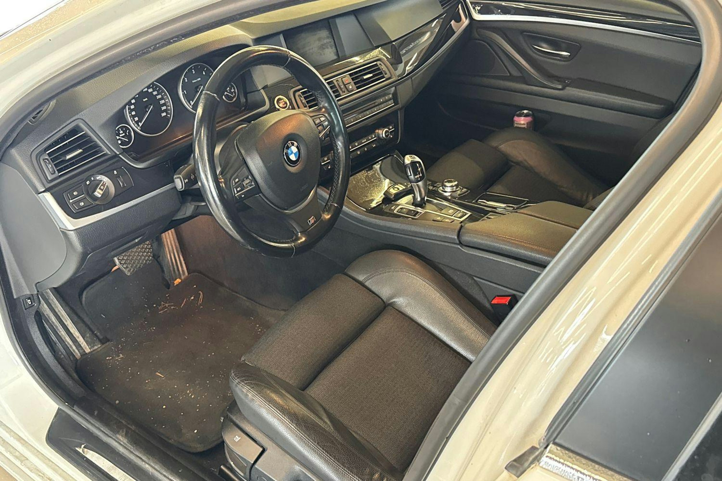 valkoinen BMW 525 2011 kuva 3.