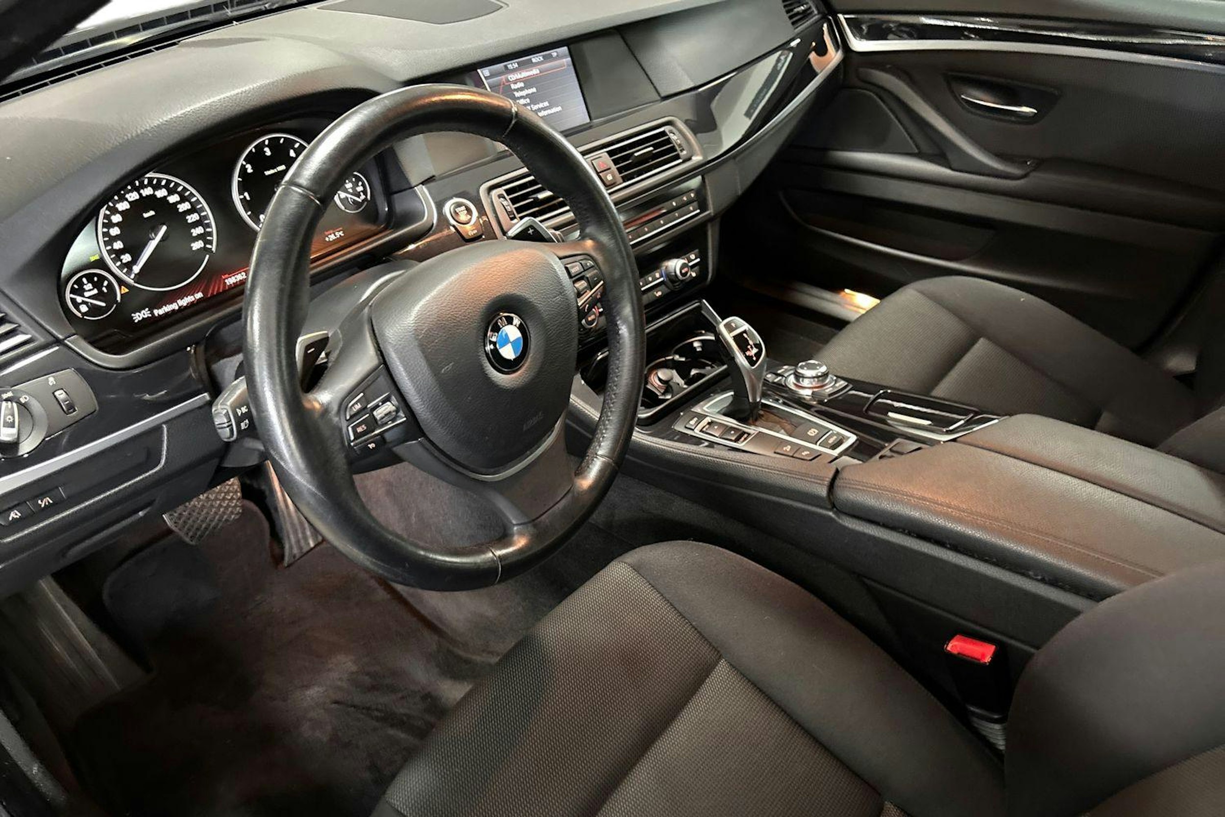 musta BMW 525 2011 kuva 7.