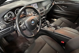musta BMW 525 2011 kuva 7.