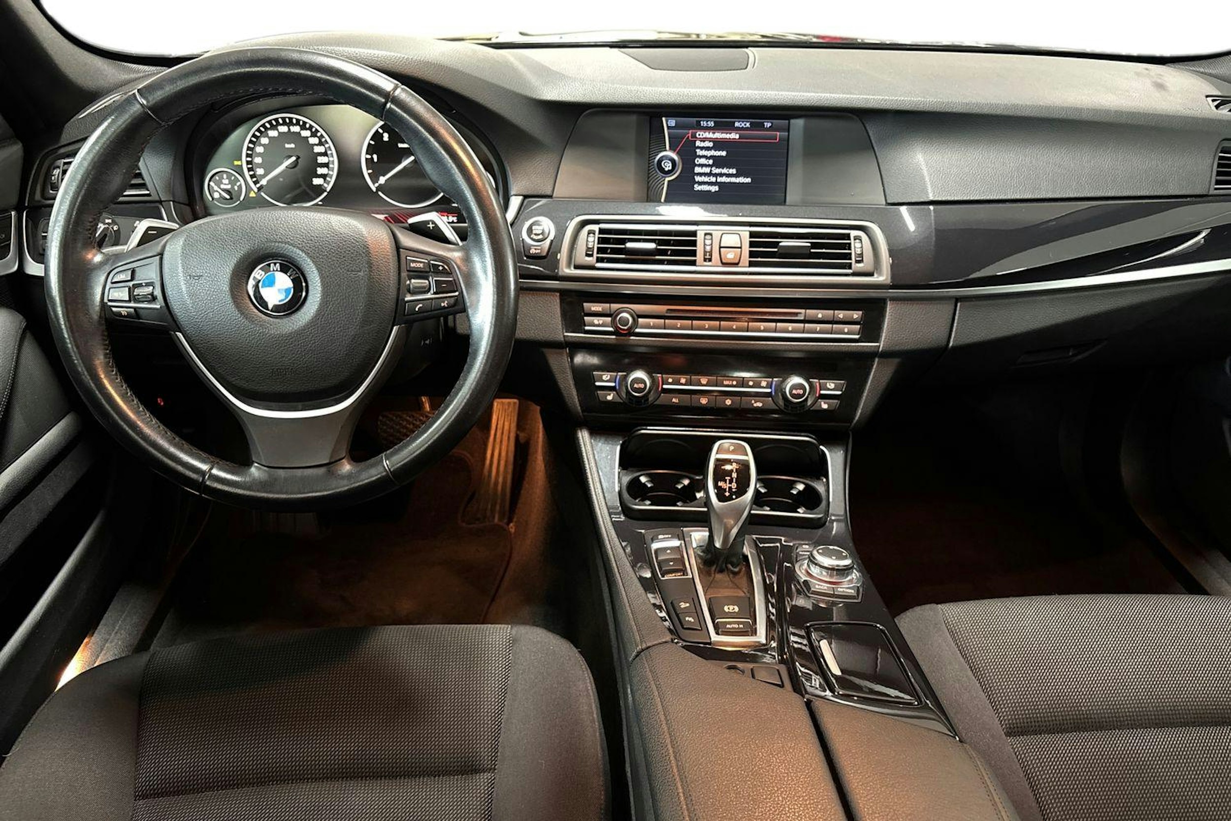 musta BMW 525 2011 kuva 9.