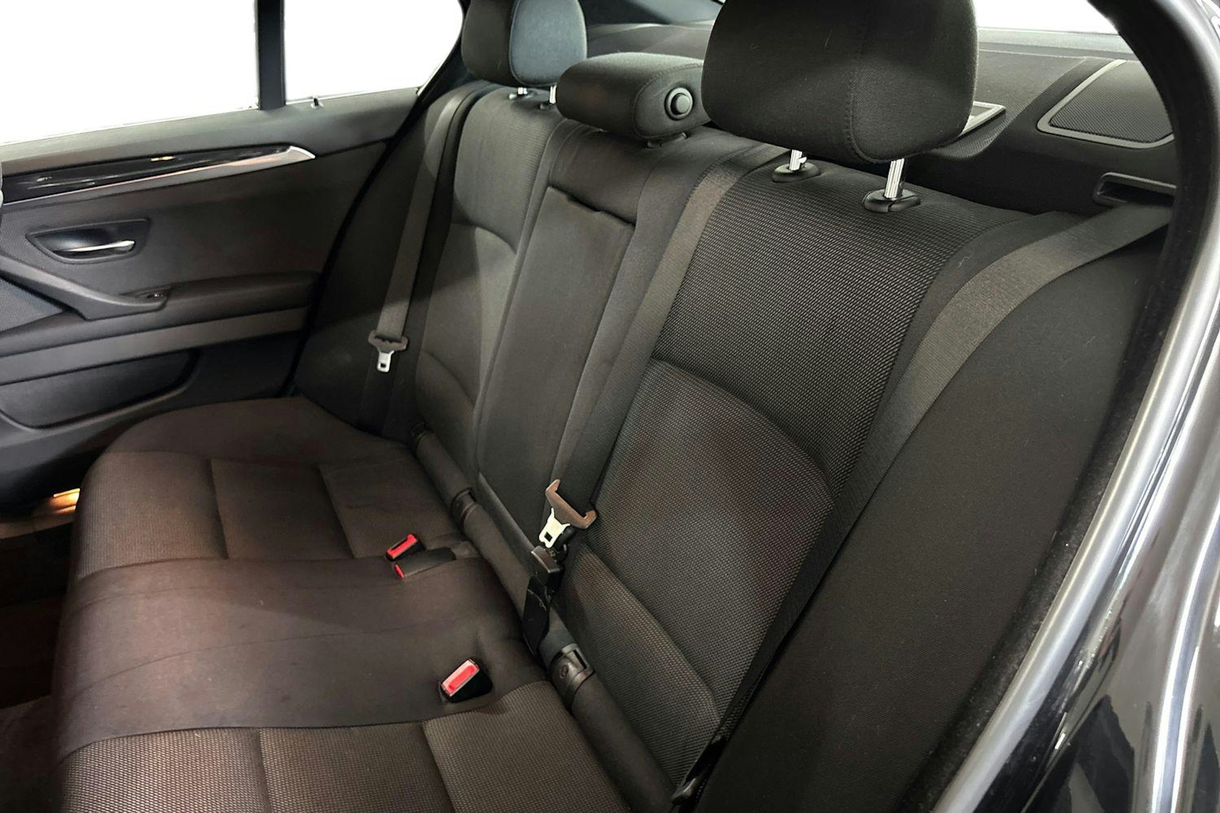 musta BMW 525 2011 kuva 10.