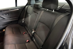 musta BMW 525 2011 kuva 10.