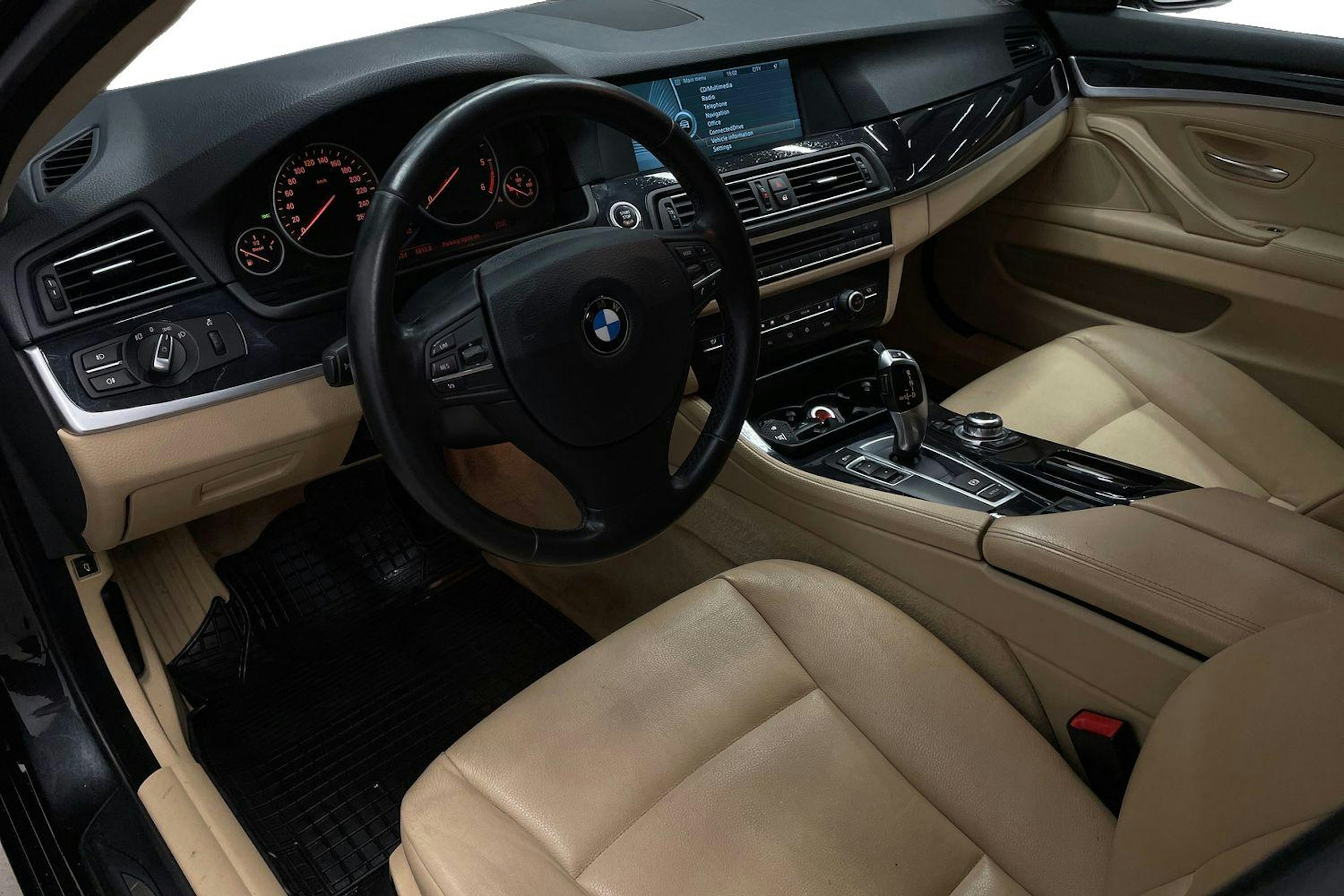 Musta BMW 525 2012 kuva 6.