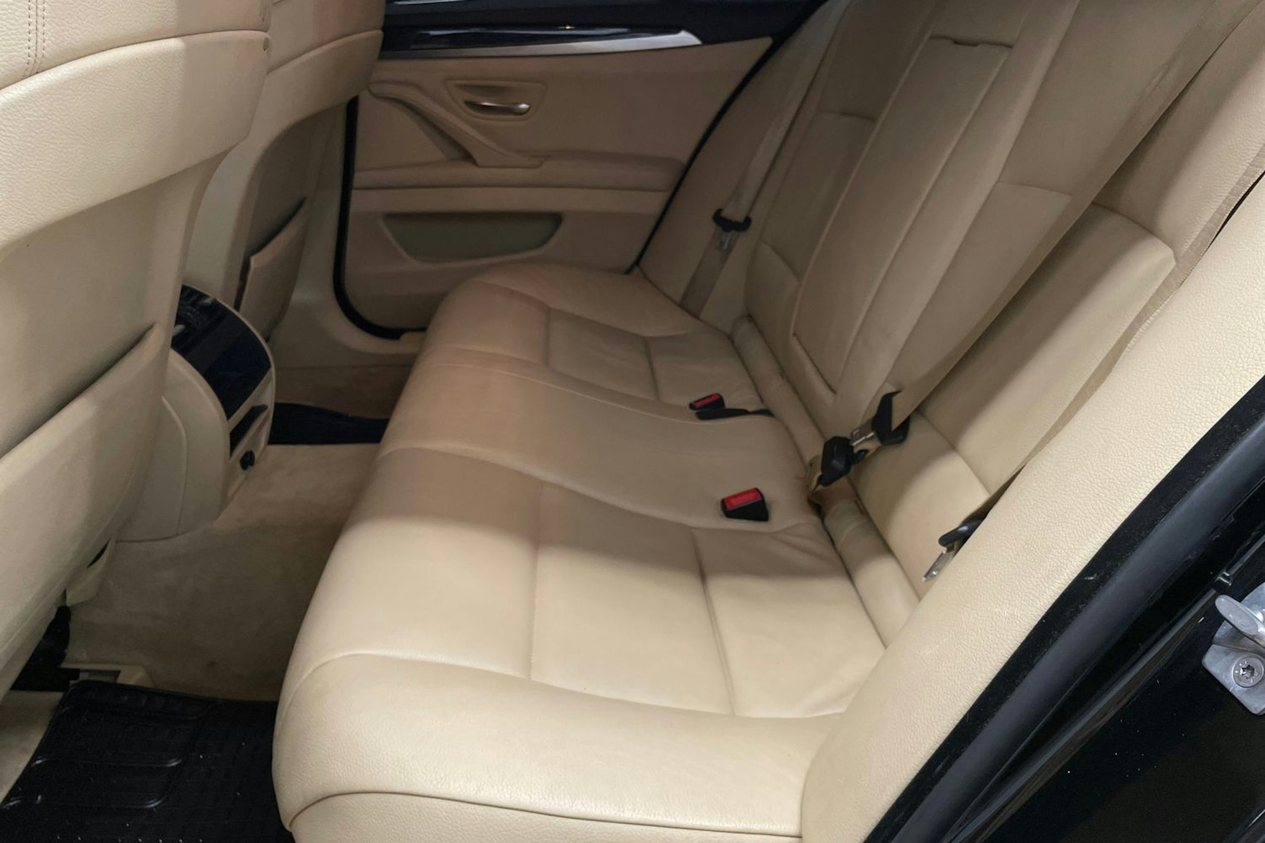 Musta BMW 525 2012 kuva 8.