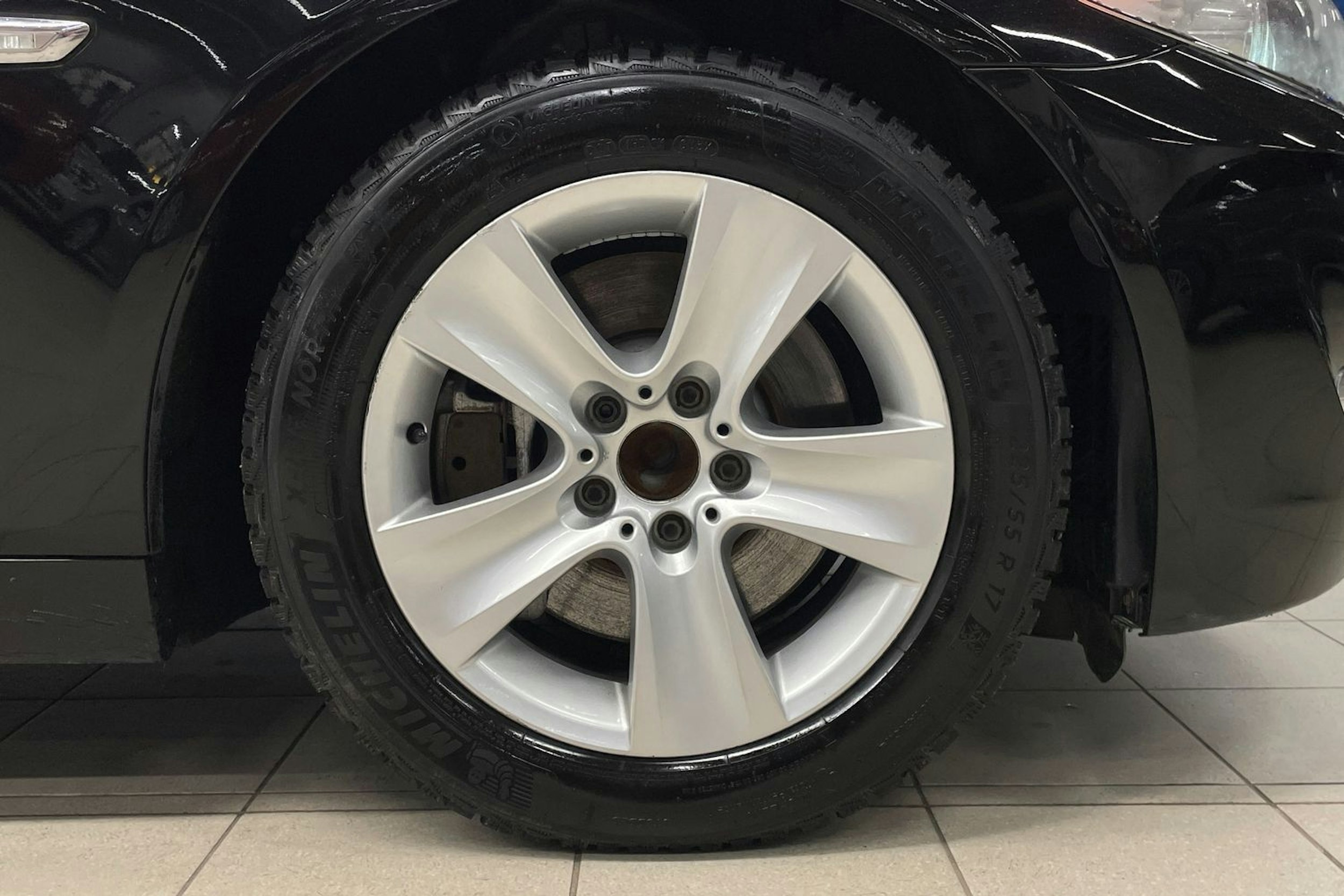 Musta BMW 525 2012 kuva 9.