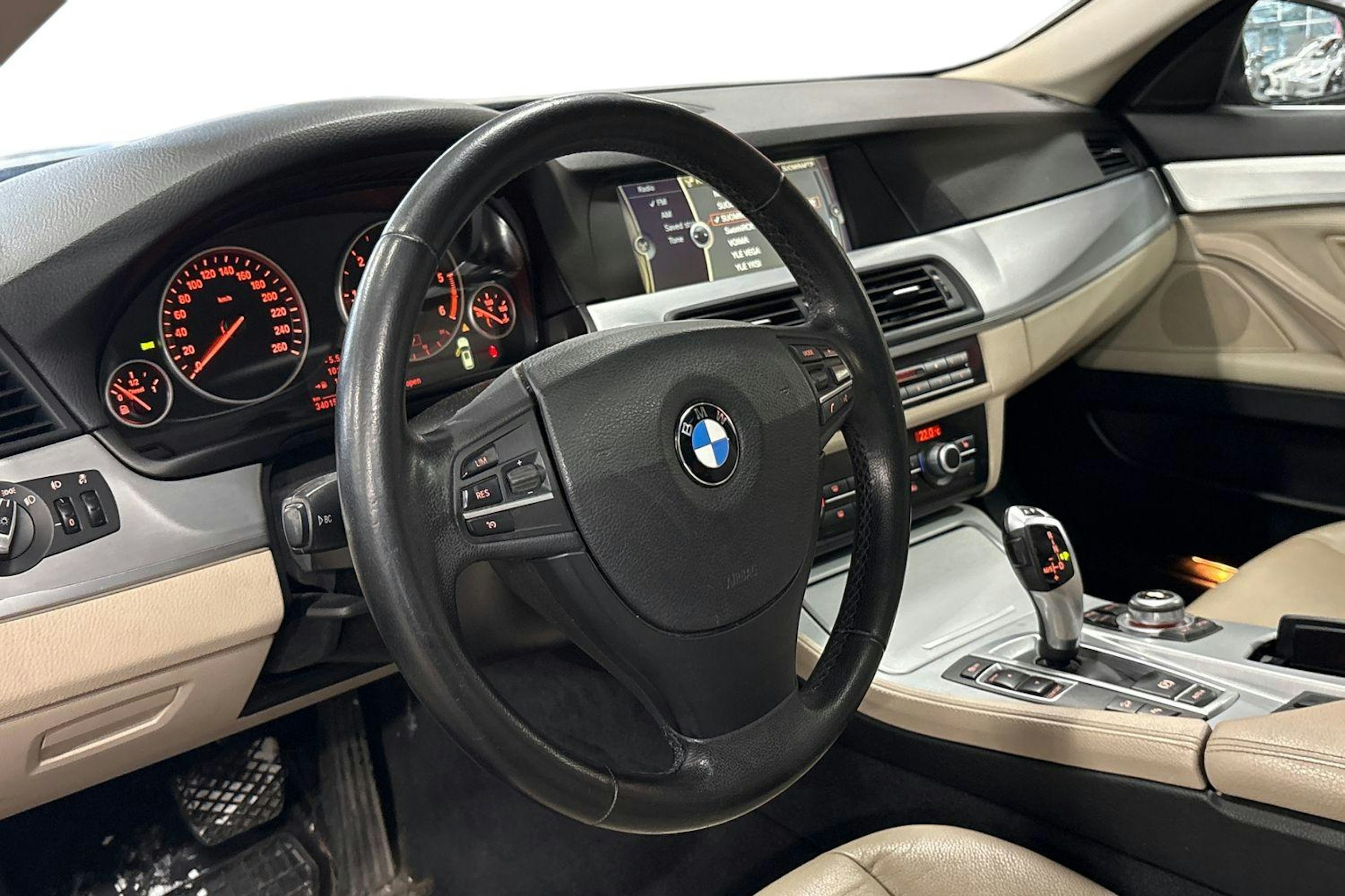 Ruskea (beige) BMW 525 2012 kuva 3.