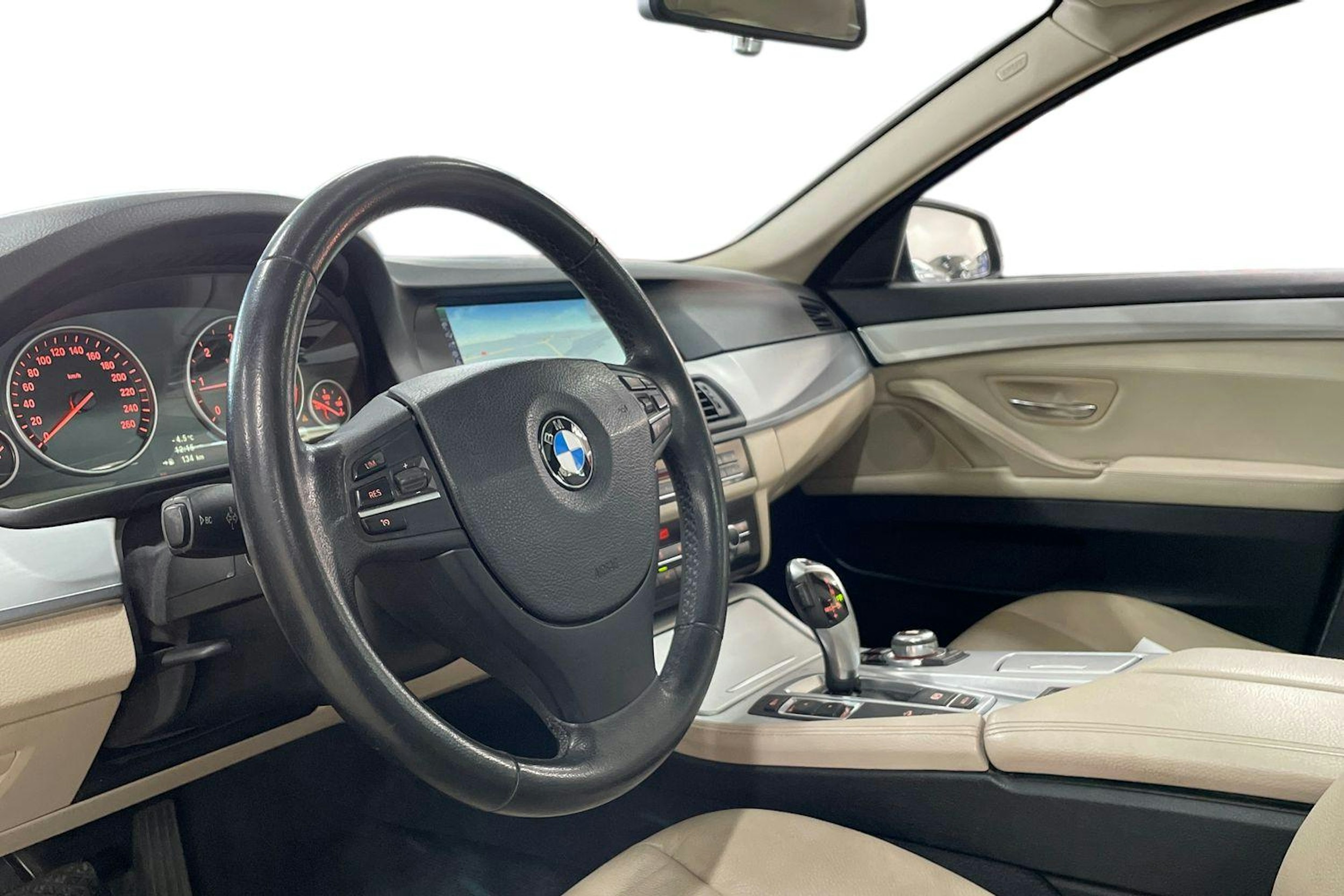 Ruskea (beige) BMW 525 2012 kuva 7.