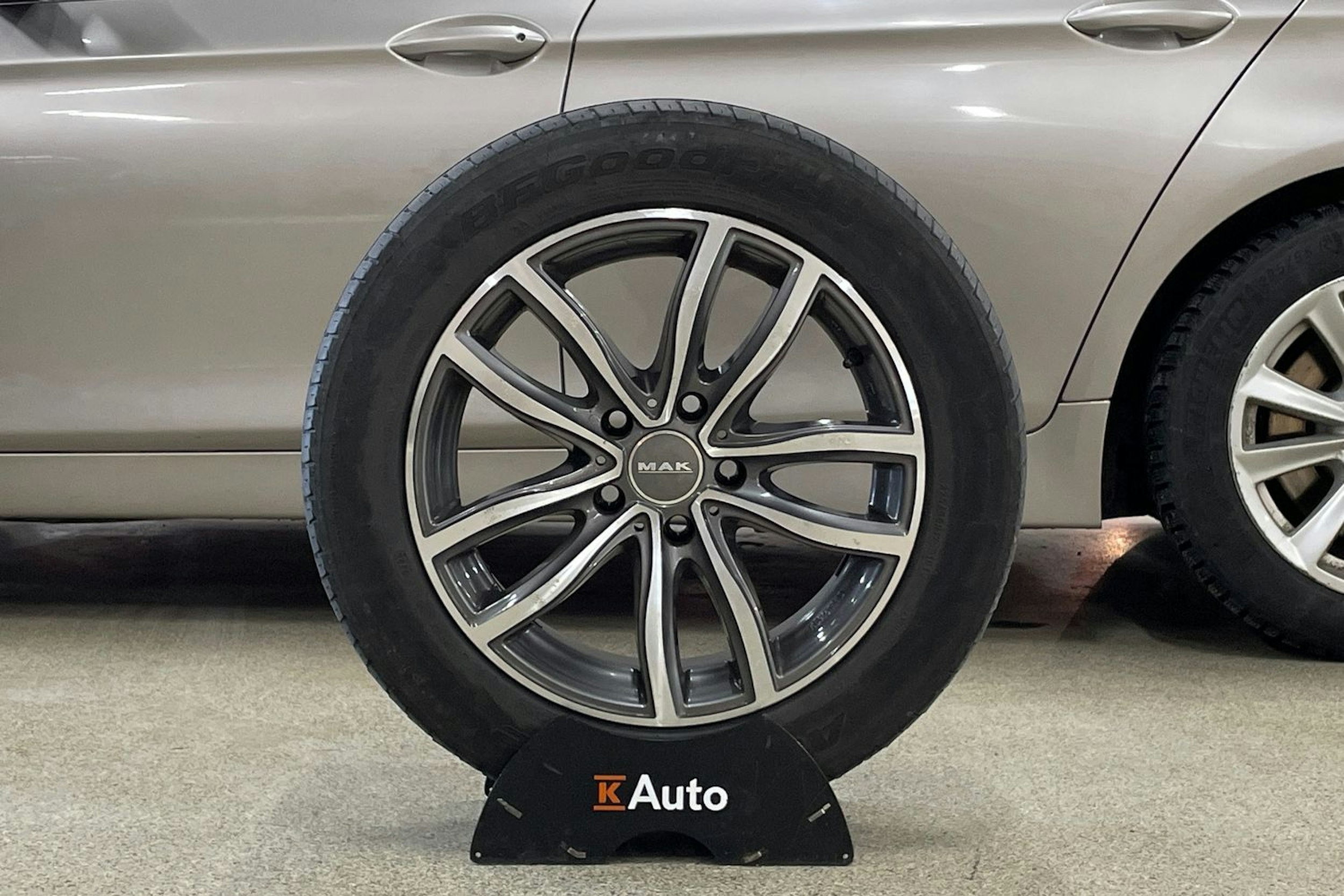 Ruskea (beige) BMW 525 2012 kuva 13.