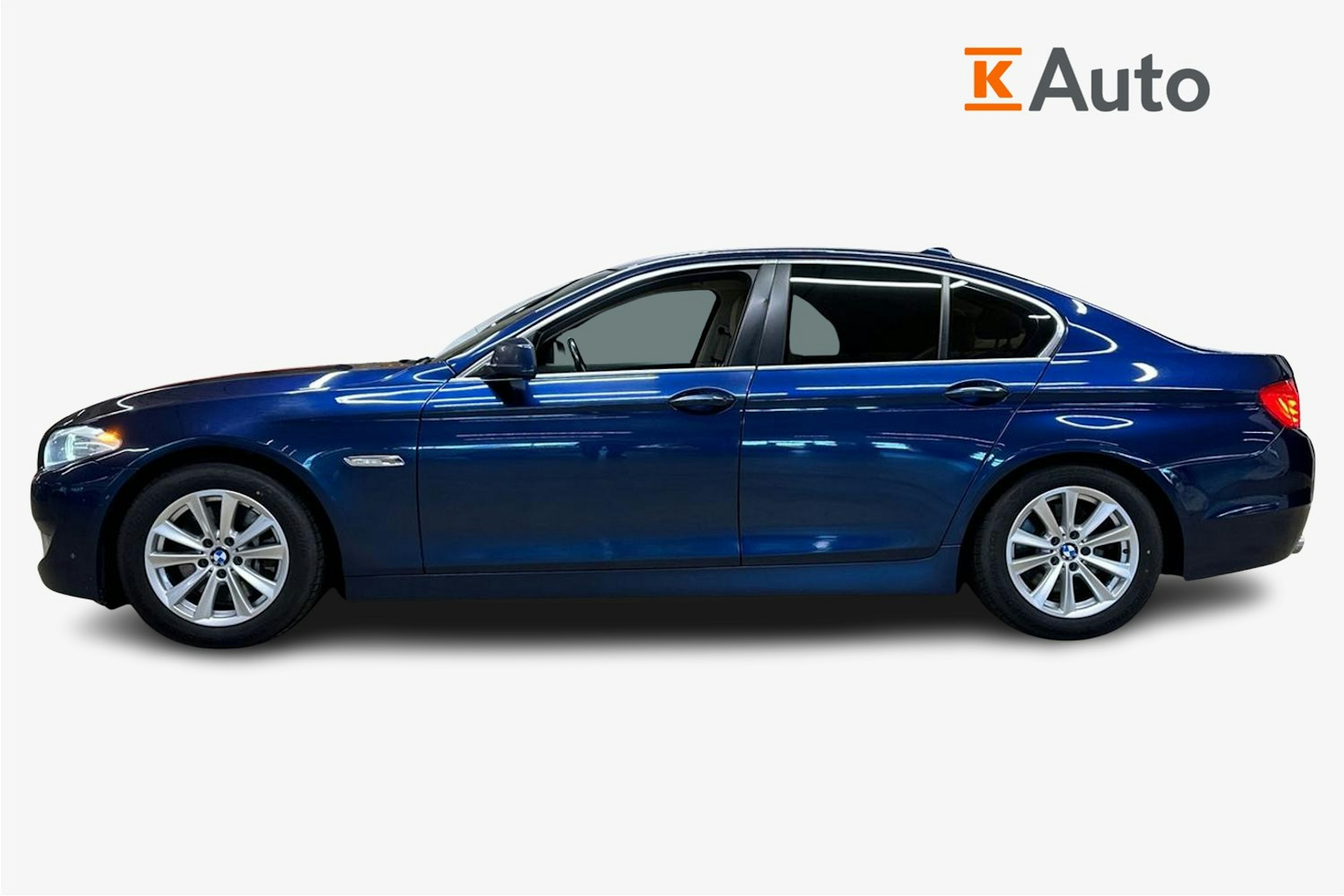 Sininen BMW 525 2013 kuva 6.