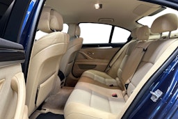 Sininen BMW 525 2013 kuva 10.