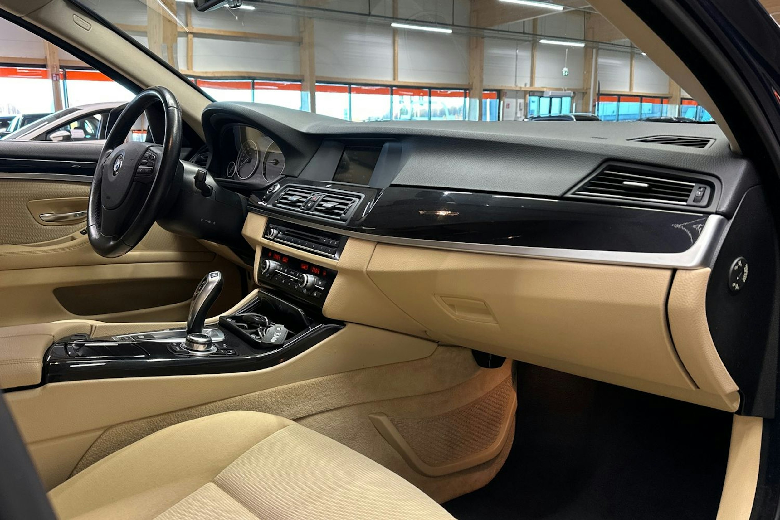 Sininen BMW 525 2013 kuva 14.