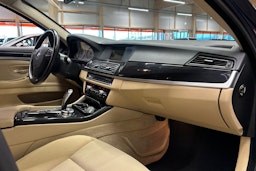 Sininen BMW 525 2013 kuva 14.