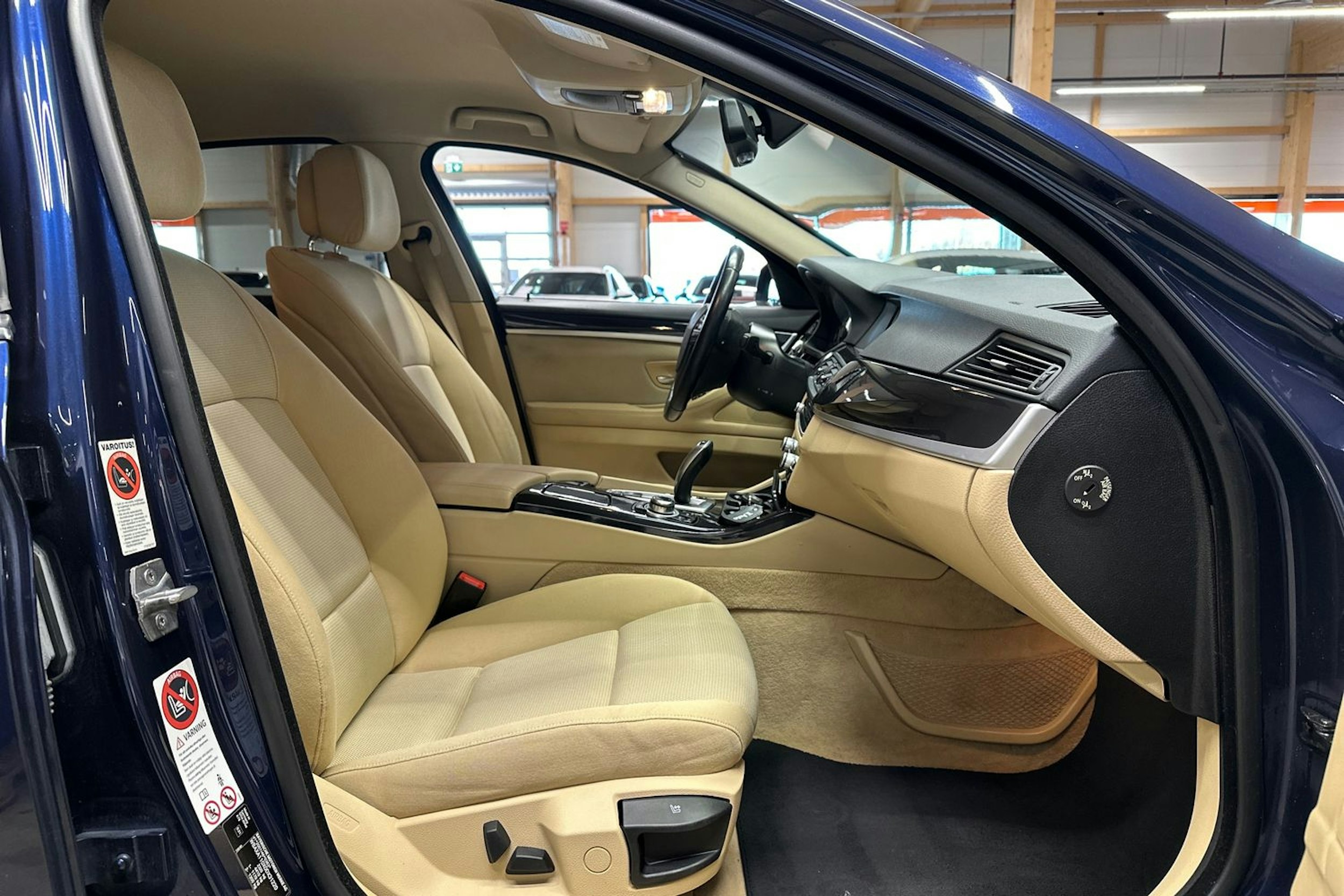 Sininen BMW 525 2013 kuva 15.