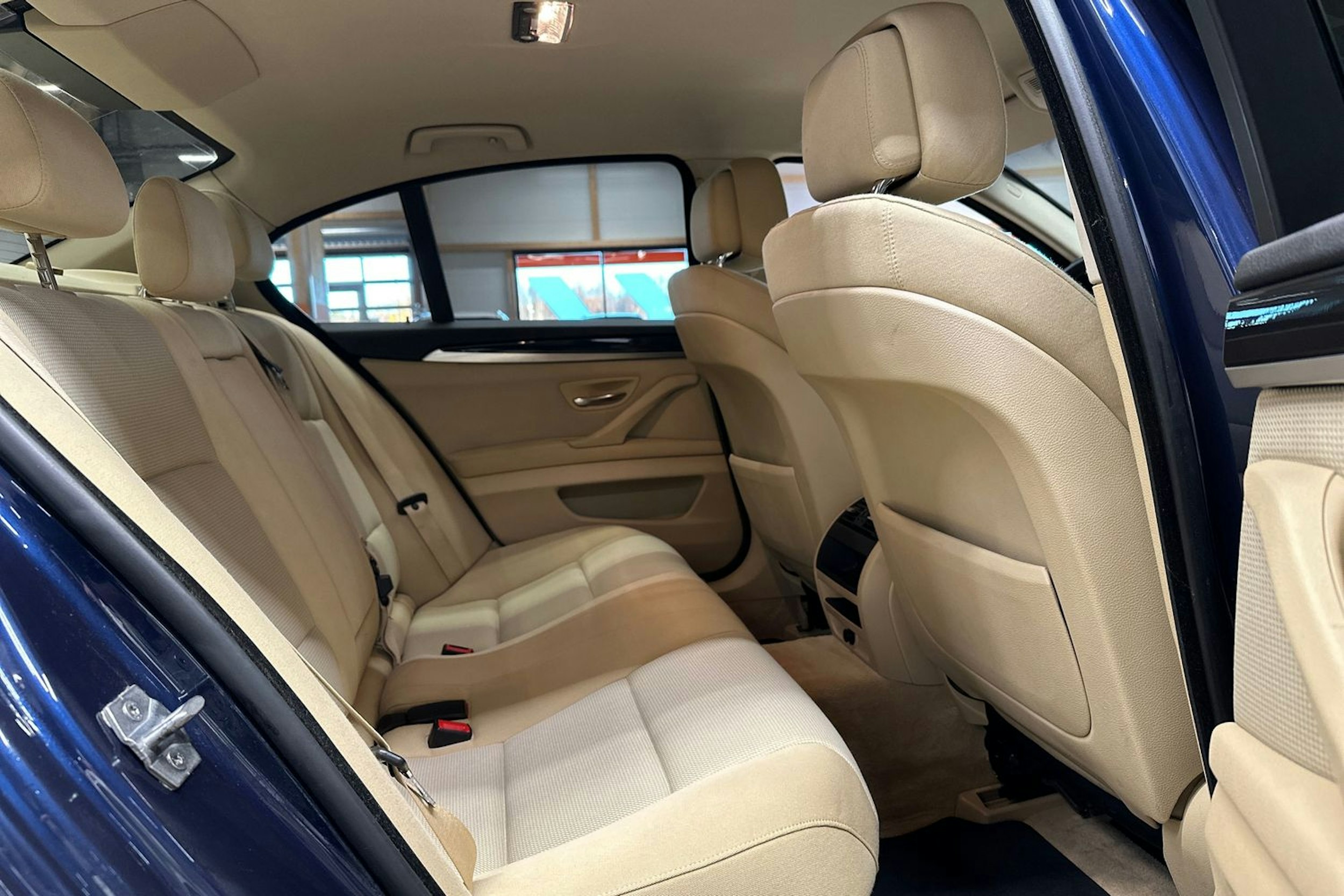 Sininen BMW 525 2013 kuva 16.