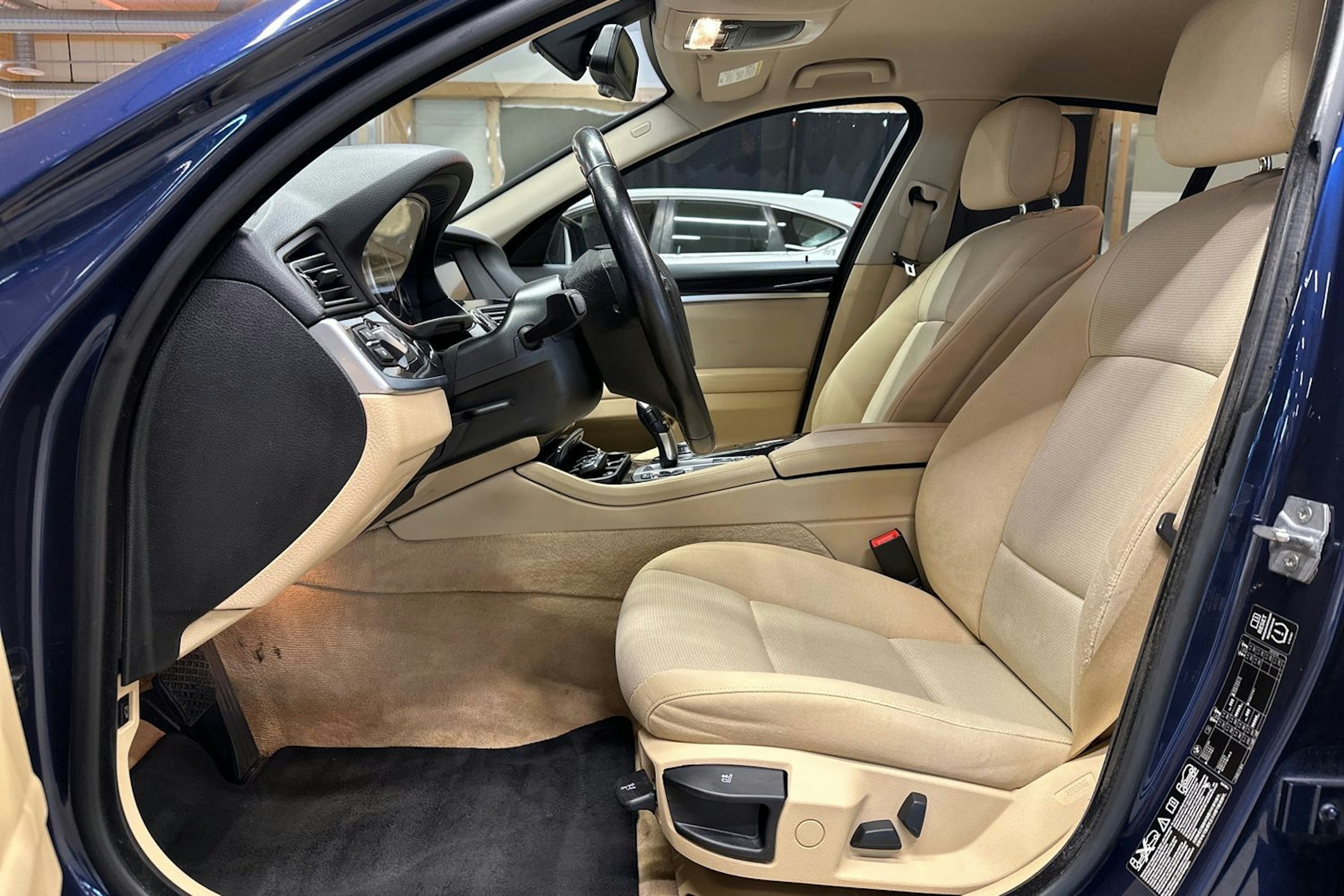 Sininen BMW 525 2013 kuva 17.