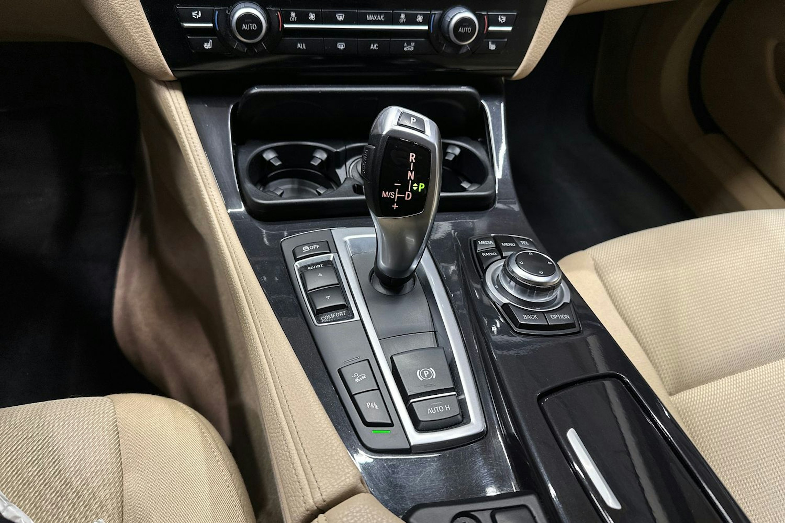 Sininen BMW 525 2013 kuva 22.