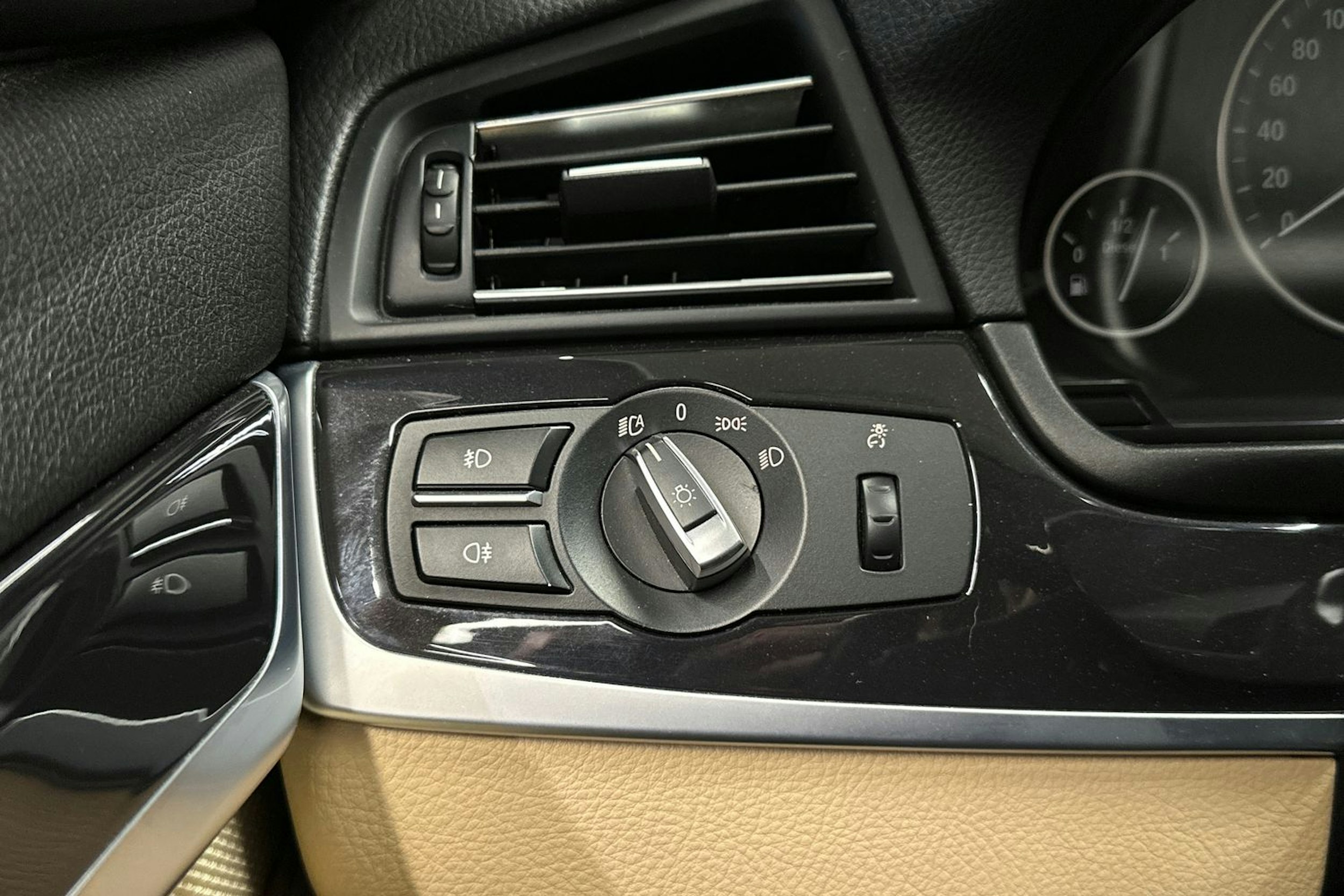 Sininen BMW 525 2013 kuva 27.