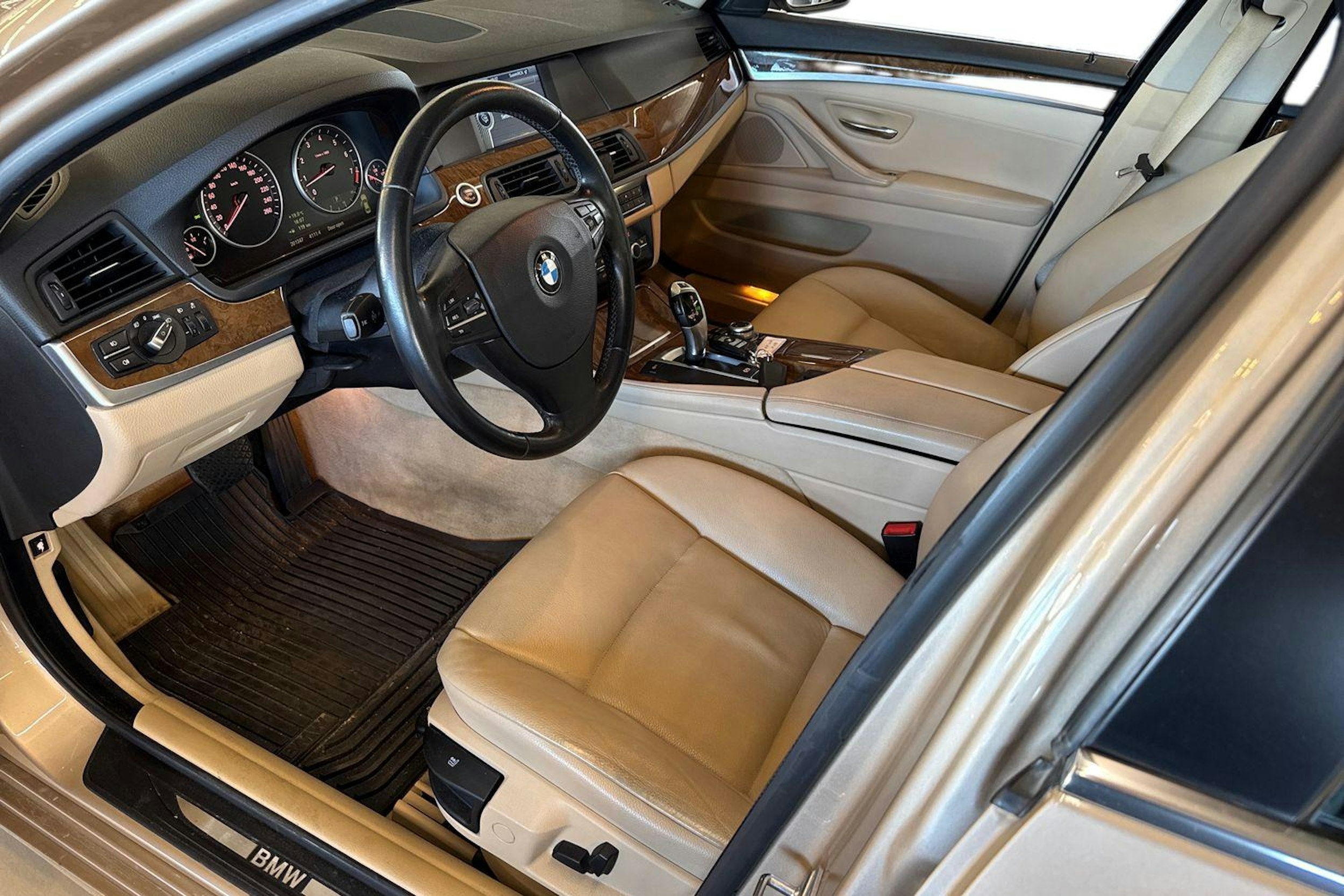 ruskea (beige) BMW 528 2010 kuva 3.