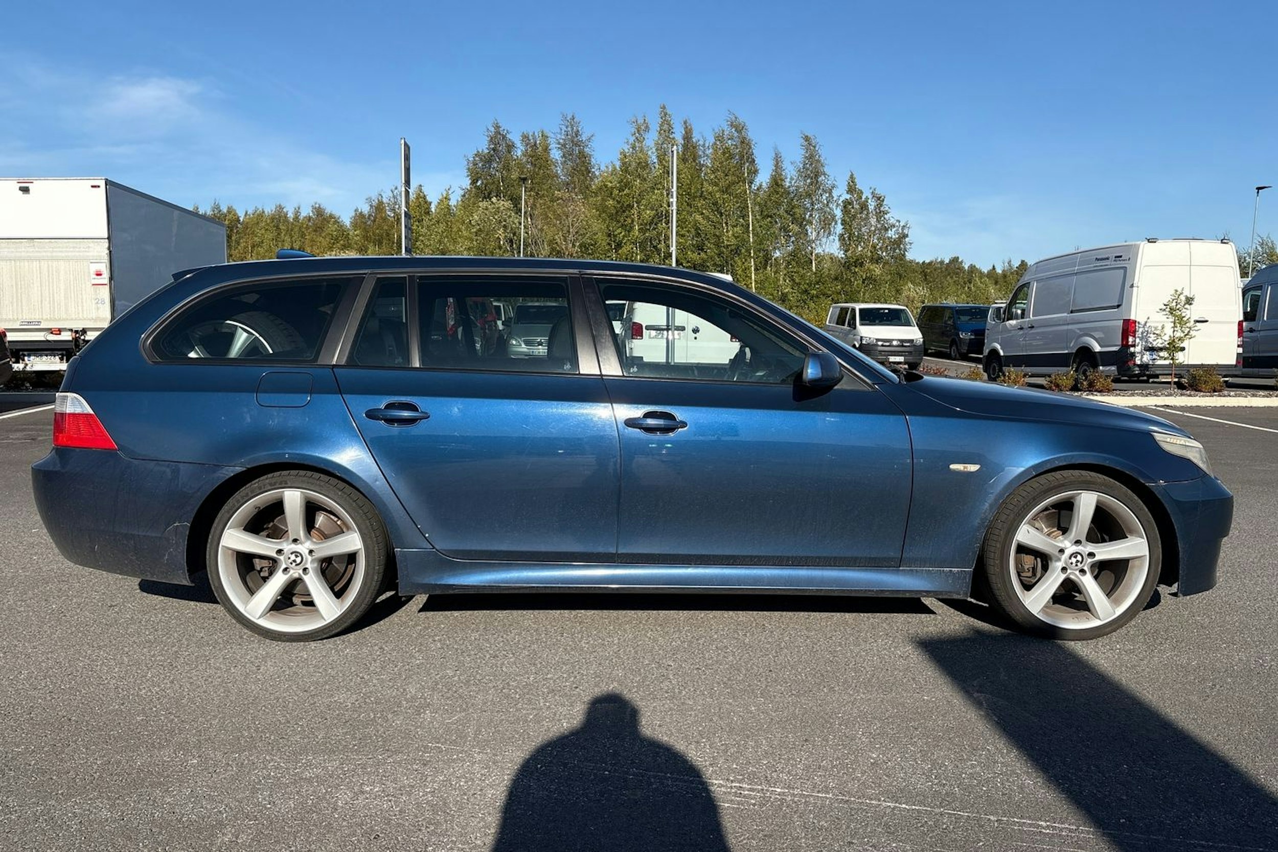 sininen BMW 530 2007 kuva 12.